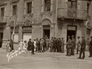 Sombrerería y Talleres. Esquina Bories con Roca en la ciudad de Punta Arenas. Archivo Fotográfico Museo Regional de Magallanes. Colección Esteban Scarpa 1934