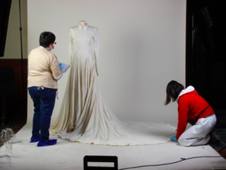 Vestido de novia (T 525) preparado para ser registrado fotográficamente.