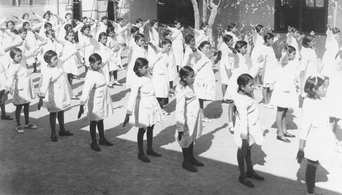 Anónimo. Niñas en Clase de Gimnasia. Escuela Primaria Urbana. Arica. 1937