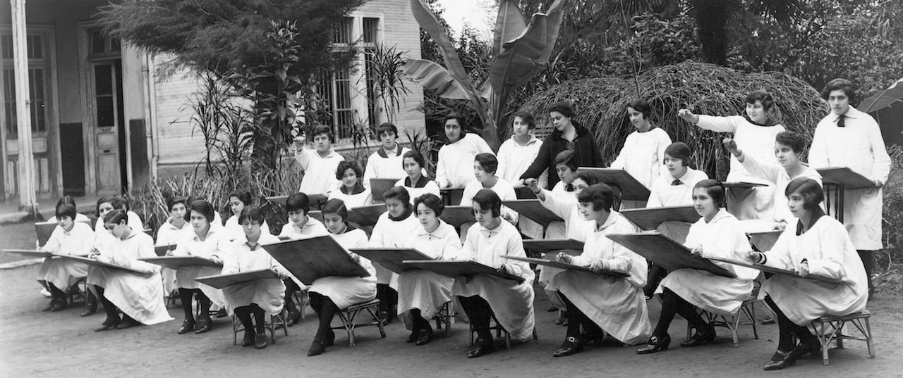 Annimo. Clase de dibujo al aire libre. Liceo de Nias de Linares. 1927.