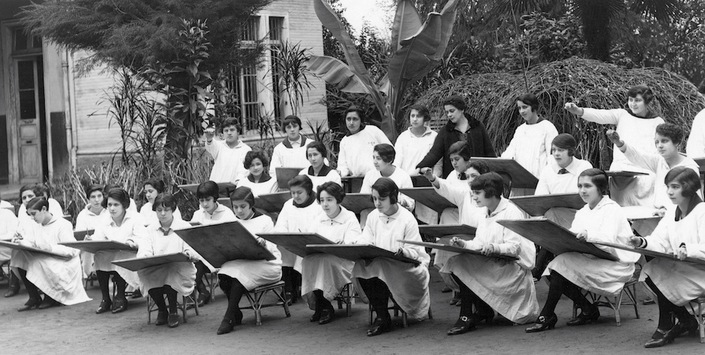 Annimo. Clase de dibujo al aire libre. Liceo de Nias de Linares. 1927.
