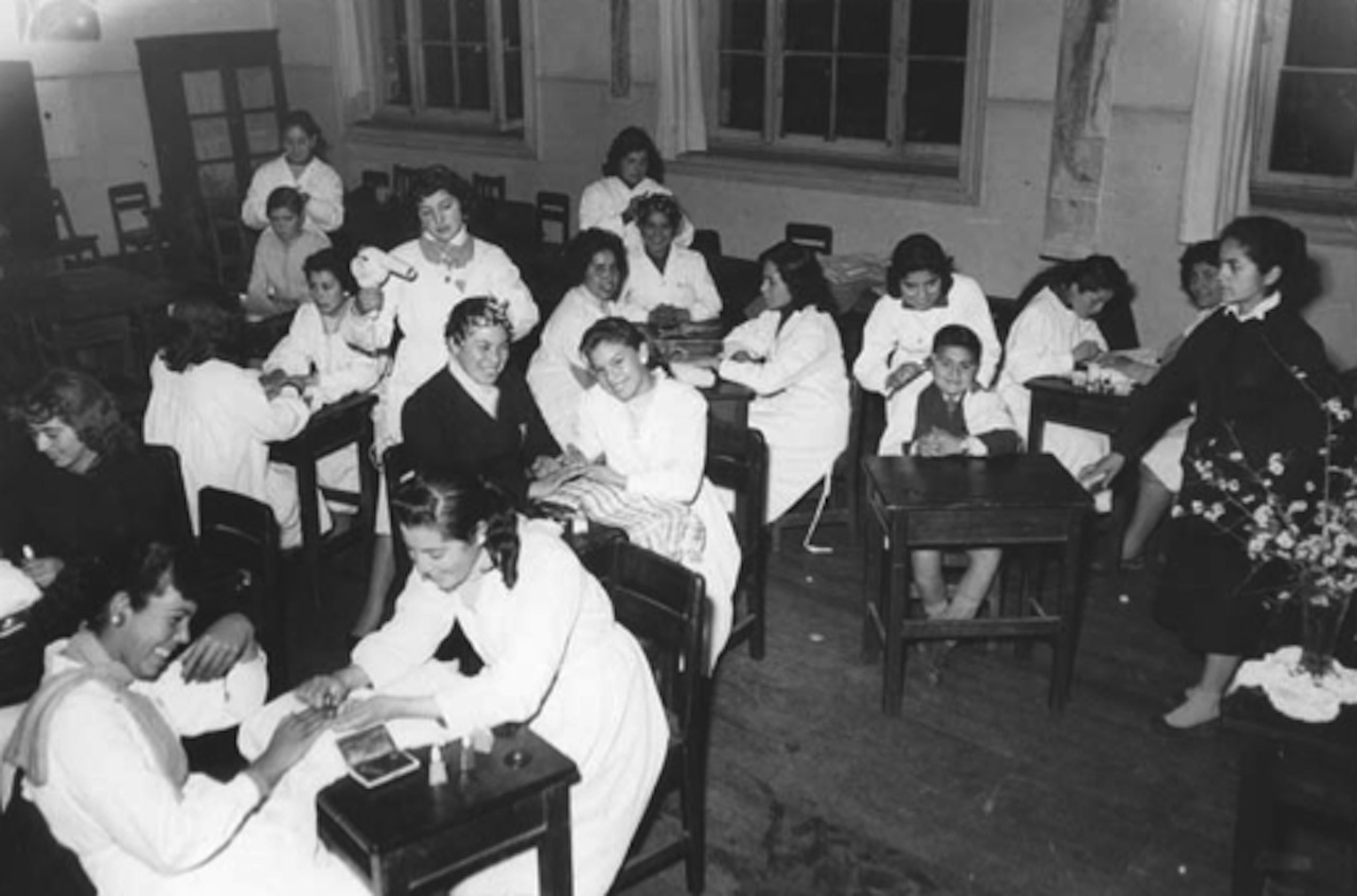 Annimo. Alumnas en curso de peluquera. Escuela Tcnica N 1  de Santiago. 1950