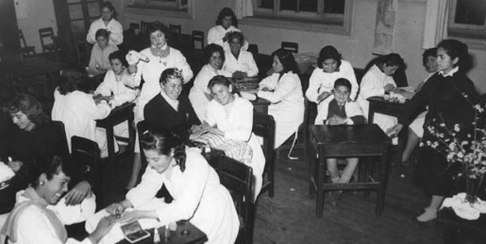 Annimo. Alumnas en curso de peluquera. Escuela Tcnica N 1  de Santiago. 1950