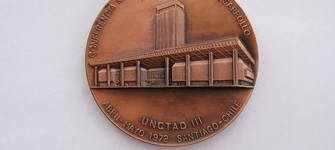 Medalla a Olga Poblete pos su participacin en UNCTAD III