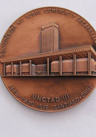 Medalla a Olga Poblete pos su participacin en UNCTAD III
