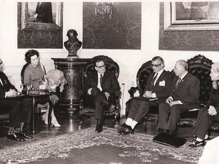Visita a la Presidencia. Santiago. 1972. 9 x 12 cm. Archivo Mujer y Género