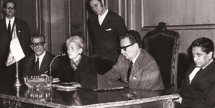 Sesión en la Presidencia. Santiago. 1972. 6 x 8,5 cm. Archivo Mujer y Género