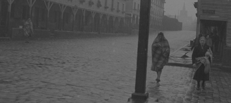 Señoras caminando en un día de lluvia por una calle de Lota. Ignacio Hochhäusler, 1950. Biblioteca Nacional de Chile.