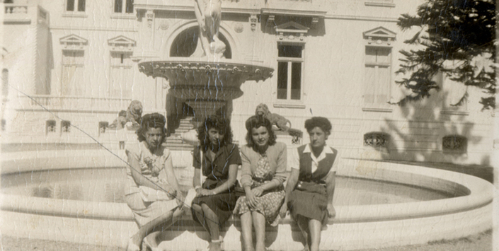 Cuatro niñas sentadas en el frontis del Palacio Cousiño. Víctor M. Alegría G. 1940. Fondo General. Biblioteca Nacional