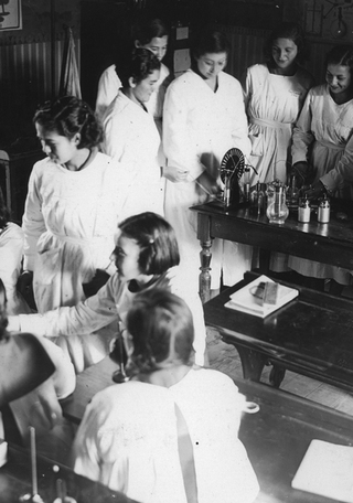 Estudiantes en clase de Física, 1937. Archivo Fotográfico Museo de la Educación Gabriela Mistral