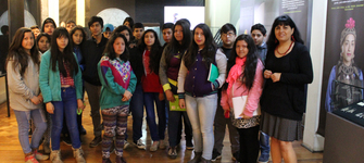 Estudiantes visitando la exposición Rütran Zomo