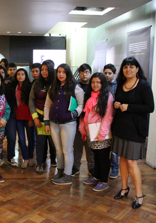 Estudiantes visitando la exposición Rütran Zomo