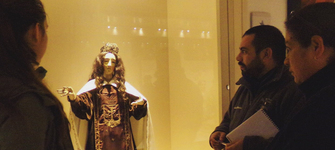 Equipo Museo Regional de Rancagua analizando la exhibición permanente.