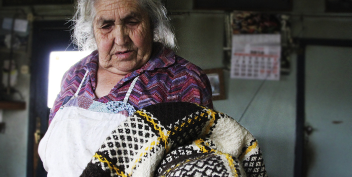 María Ercilia Subiabre sostiene un chal de tres cañas. Isla Tranqui, Chiloé.