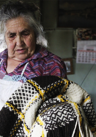 María Ercilia Subiabre sostiene un chal de tres cañas. Isla Tranqui, Chiloé.