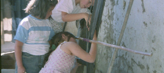 Romina, Myriam y Marcela. Sector La Candelaria, comuna de Chépica. Tramas de una identidad. 1999. Archivo Fotográfico Museo Regional de Rancagua.