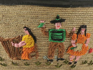 Sombrero de paja de teatina tejida y bordada por Juanita Muñoz. Museo Regional de Rancagua. N° de inventario: 1361.